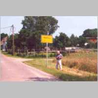 590-1018 Wehlau in Sachsen-Anhalt 2002. Harry Schlisio vor dem Ortsschild Wehlau.jpg